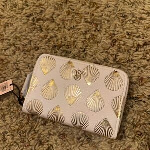 Victoria’s Secret seashell 🐚 gold and white wallet wristlet purse 🤍💛